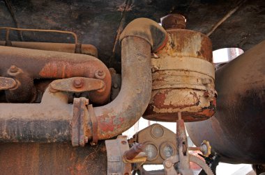Paslı eski bir makine, jeneratörler. 