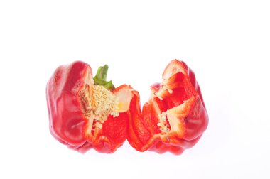 Yeşil biberin beyaz arka planında izole edilmiş 