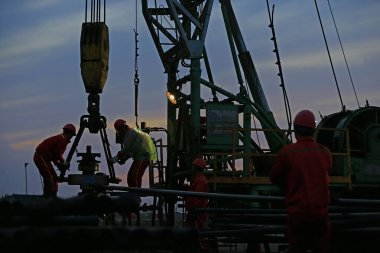 Petrol işçileri çalışıyor.