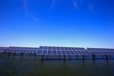 Su üzerindeki güneş panelleri