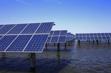 Su üzerindeki güneş panelleri