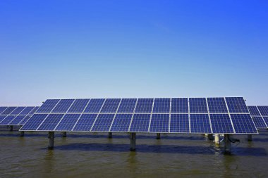 Su üzerindeki güneş panelleri