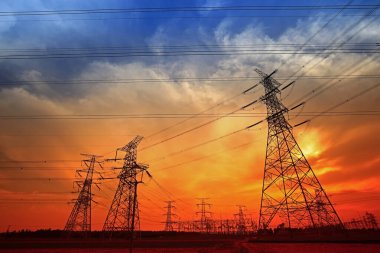 Elektrik kulesi, gün batımında siluet.