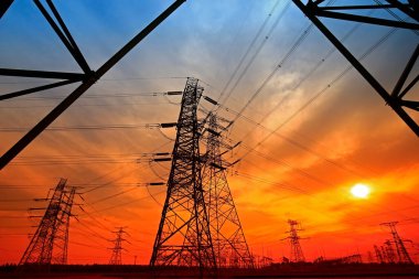 Elektrik kulesi, gün batımında siluet.