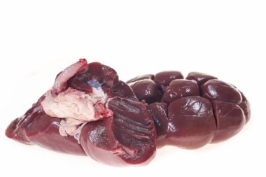 Beyaz arka planda taze sığır böbrekleri, sığır eti.