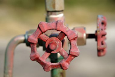Boru hattı vanaları olan petrol ve gaz işleme tesisi. Boru hatları ve vanalar. Petrol ve doğalgaz endüstrisinde petrol boru hattı vanaları.