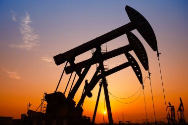 Petrol ve benzin pompalı sanayi manzarası, 