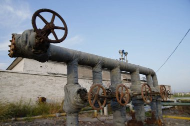 Boru hattı vanaları olan petrol ve gaz işleme tesisi. Boru hatları ve vanalar. Petrol ve doğalgaz endüstrisinde petrol boru hattı vanaları.