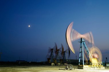 Petrol ve benzin pompalı sanayi manzarası, 