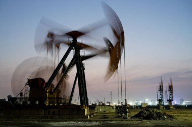 Petrol ve benzin pompalı sanayi manzarası, 
