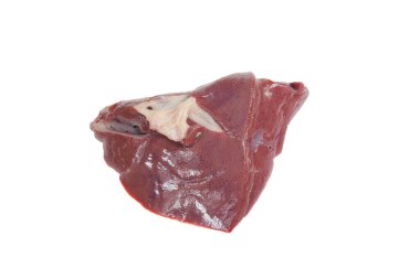 Domuz ciğeri beyaz arka planda çok taze.