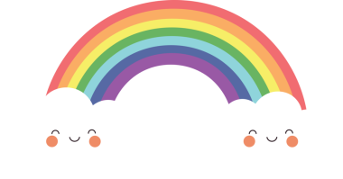 Canlı bir gökkuşağının, gülümseyen yüzleri olan iki kabarık beyaz bulut arasındaki tuhaf çizimi. Neşeli ve renkli bir görüntü doğada mutluluk ve merak uyandırıyor..