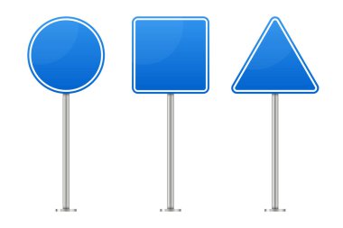 Beyaz arka planda üç mavi yol işareti var. İşaretler daire, kare ve üçgen şeklinde. Her biri yol kenarı kurulumu için metal bir direğe monte edilmiş..