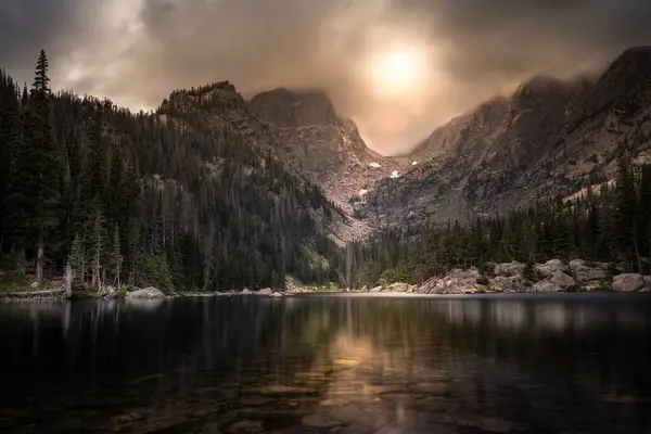 Lac Dans Une Forêt Dans Les Rocheuses Colorado Coucher Soleil Images De Stock Libres De Droits