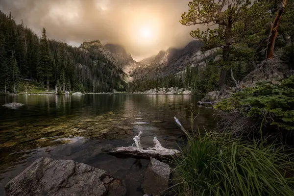 Lac Dans Une Forêt Dans Les Rocheuses Colorado Coucher Soleil Photo De Stock