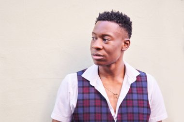 Afro-Amerikan bir adamın yakın plan fotoğrafı.