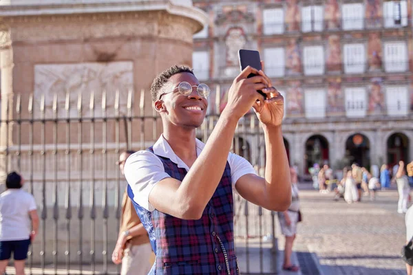 Madrid 'deki Plaza Belediye Başkanı' nı ziyaret eden genç bir turist gezisini cep telefonundan yayınlıyor.