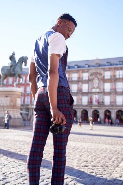 Refleks kameralı bir adamın seçici odağı