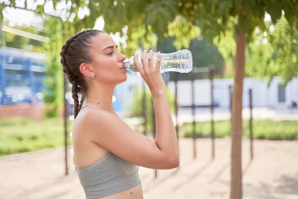 Junge Kaukasische Athletin Mit Zöpfen Trinkt Nach Outdoor Training Wasser — Stockfoto