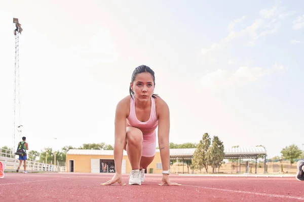 Fiatal Edzés Atlétikai Pályán Futó Latin Női Atléta — Stock Fotó