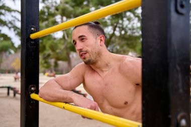 Sportif adam atletik alanda eğitimden sonra dinlenme