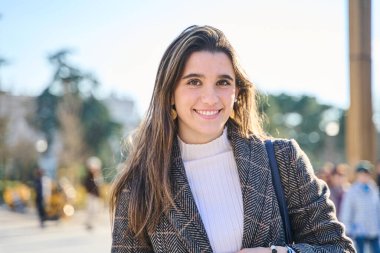 Güzel bir esmer kadın samimi mutlu neşeli olumlu ifade ile Büyük parlak beyaz gülümseme headshot