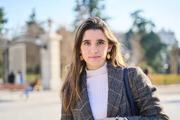 Bir Şehir Parkı 'nda gezinen, Grace, Joy ve Ebedi Güzellik ile Sonbahar Esintisi' ni kucaklayan Şık Genç Bir Kadın.