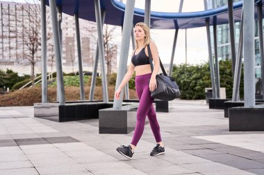 Spor salonuna giderken sırt çantasıyla yürüyen Latin sporcu, şehir sporu ve sağlıklı yaşam tarzı konsepti, metin alanı