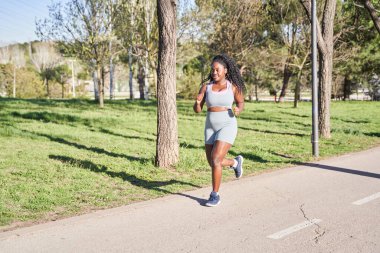Genç kıvrımlı kadın eğitimi. Kaçan Afrikalı Amerikalı kadın.