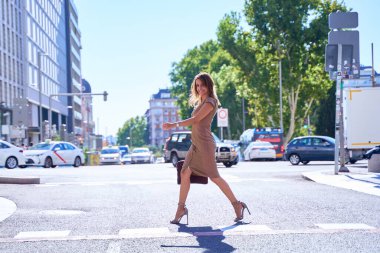 Yaz güneşli yaşam tarzı moda portresi. Sokakta yürüyen, şık kıyafetler giyen, gülümseyen, hafta sonlarının keyfini çıkaran, sırt çantasıyla seyahat eden moda kadını.