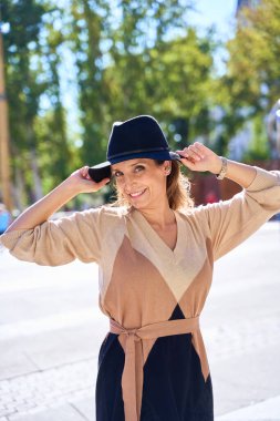 Kafkas bir kadının dikey portresi.