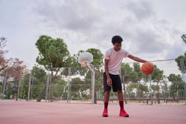 Basketbolcu şehirdeki bir sahada antrenman yapıyor