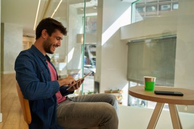 Latin asıllı genç bir adam taksiyi durdurup kaldırmış.