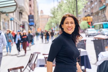 Şehirde mutlu ve olgun bir kadın. .