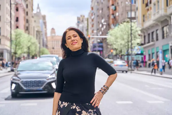 Gülümseyen esmer bir kadının portresi