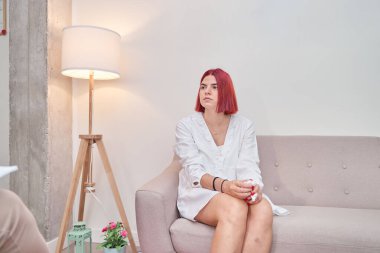 Psikoloji ve zihinsel terapi kavramı - psikoterapi seansında beyaz kadın hasta ve psikolog