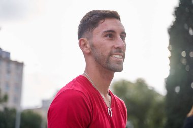 Gülümseyen ve beyaz dişleri olan yakışıklı bir adamın portresi ufka bakıyor.