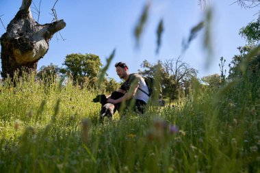 Dağlarda gezen bir adam, köpeğiyle birlikte...