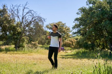 Genç adam ormanda yürüyüşe çıktı.