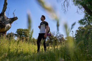 Genç adam ormanda yürüyüşe çıktı.