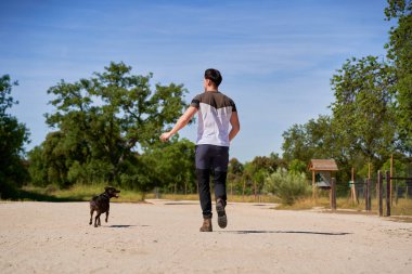 Adam kırsalda geziniyor, koşuyor ve oynuyor.