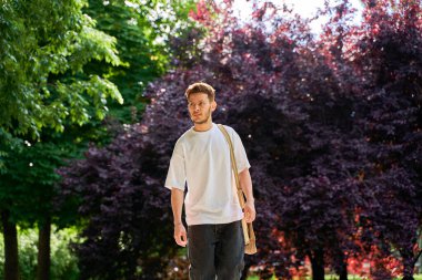 Gülümseyen Sakallı Latin Genç Adamın Parkta Yürüyen Portresi