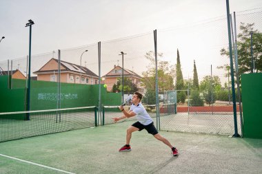Sahada raket oynayan iki genç arkadaş. Spor konsepti. Boşluğu kopyala