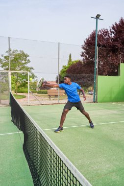 Sahada raket oynayan iki genç arkadaş. Spor konsepti. Boşluğu kopyala