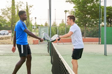 Maçın sonunda iki raketçi birbirini selamlar.