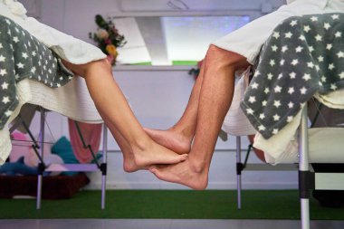 Kaplıcada ayaklarına dokunan bir çift