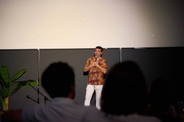 Seyircilerle loş aydınlatılmış bir tiyatroda erkek oyuncu monolog yapıyor.