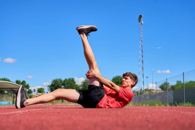 Sporcu antrenman sırasında pistte geriniyor