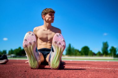 Atletin pistte dinlenmesi hareketli çivileri gösteriyor