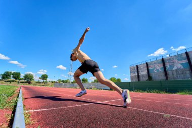 Hızlı koşucu açık havada bir yarış başlatıyor